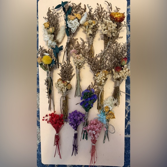 Assorted Dried Flower Bouquets. 15 mini flower arrangements - Picture 6 of 10
